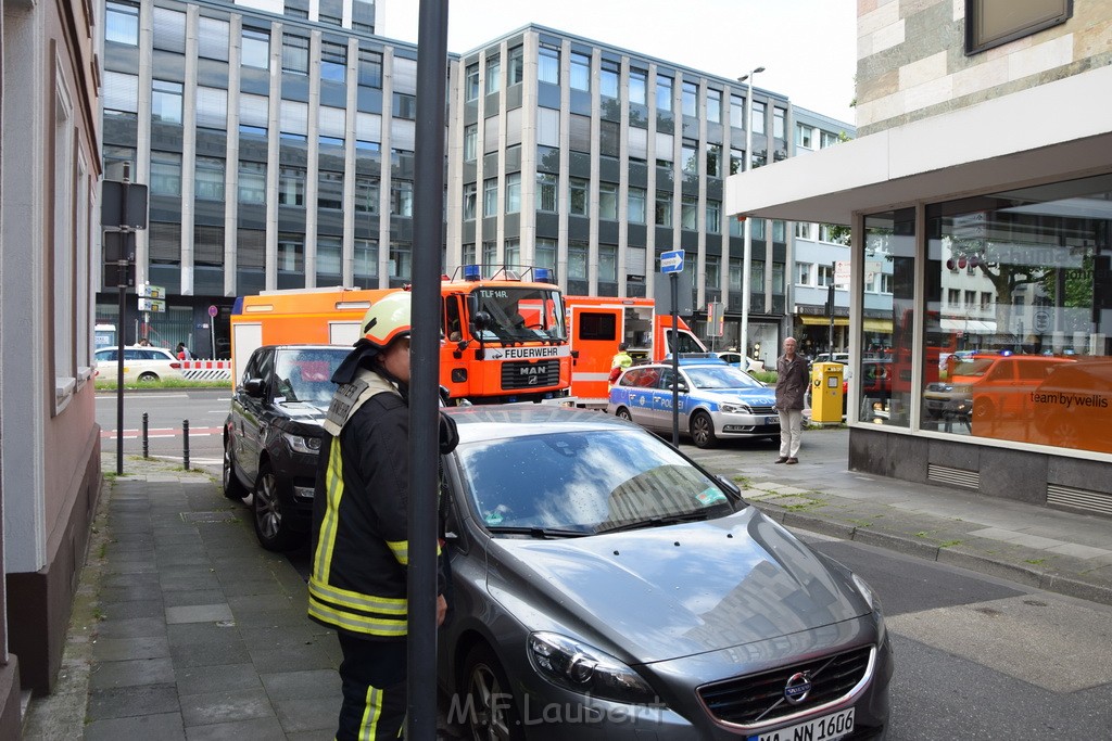 Feuer war geplatzte Wasserleitung Koeln Mitte Am Roemersturm P05.JPG - Miklos Laubert